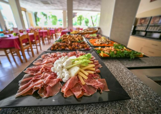 Buffet con affettati, formaggi e verdure in un ristorante.
