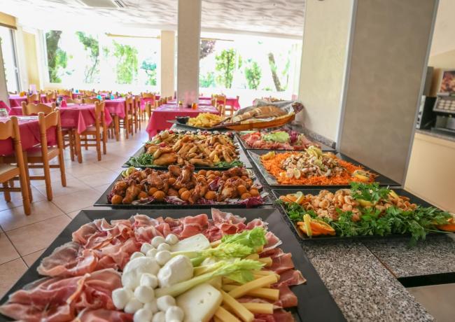 Buffet con salumi, formaggi e piatti caldi in un ristorante.