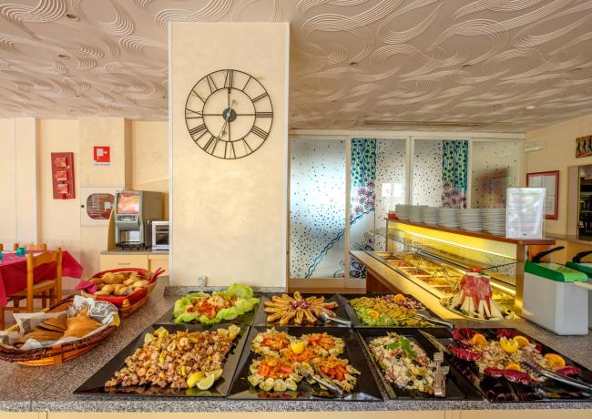 Buffet con piatti variopinti in un ristorante accogliente.