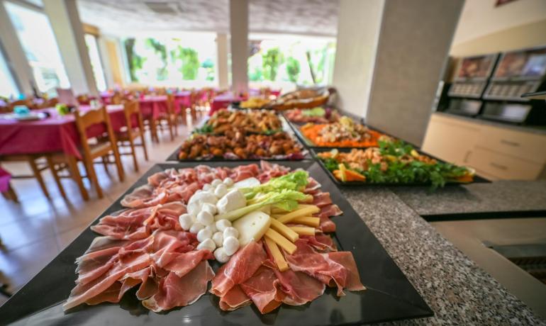 Buffet con affettati, formaggi e verdure in un ristorante.