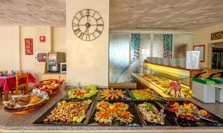 Buffet con piatti variopinti in un ristorante accogliente.