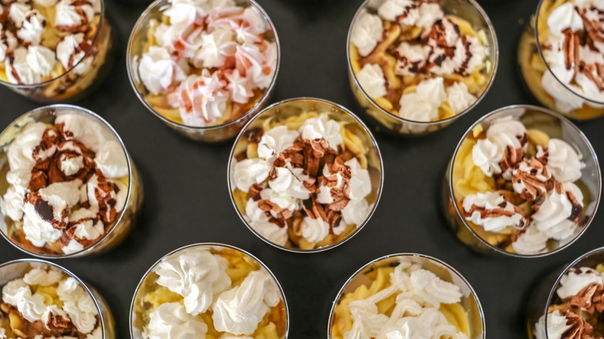 Dessert in bicchieri, panna montata e cioccolato, dolcezza e golosità in ogni morso.
