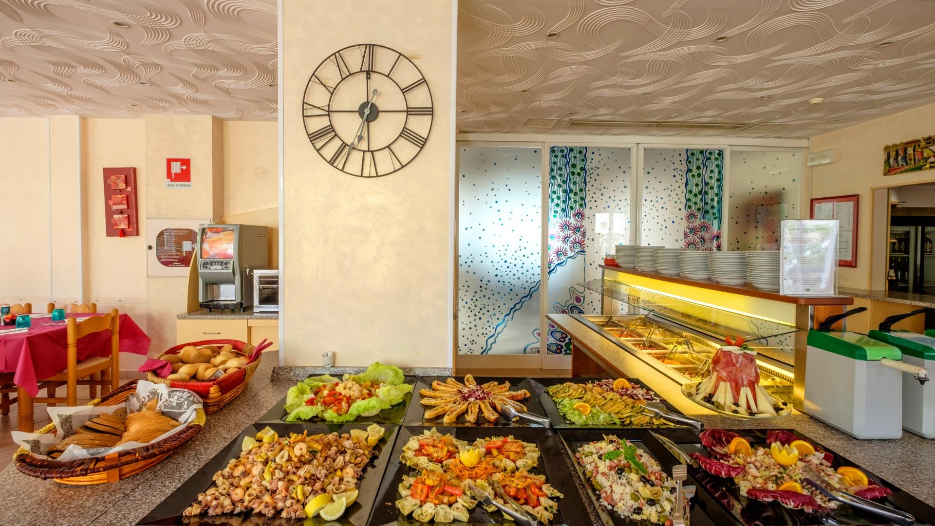 Buffet colorato e abbondante, con piatti freschi e invitanti su tavoli eleganti.