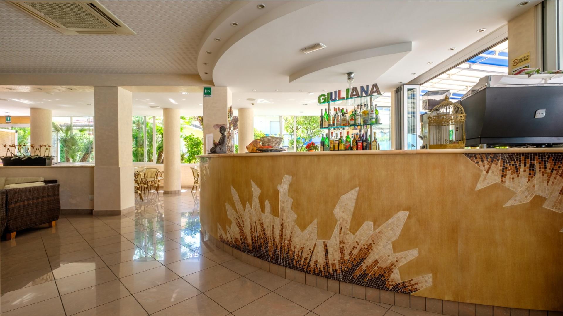 Elegante bar luminoso, design moderno, atmosfera accogliente e rilassante con piante verdi.