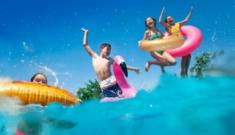 Giovani saltano in piscina, gioia e colori vivaci, estate e divertimento.