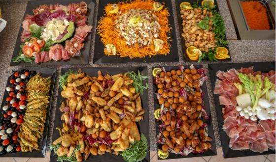 Un ricco buffet di antipasti variopinti, sapori intensi e delizie culinarie invitanti.