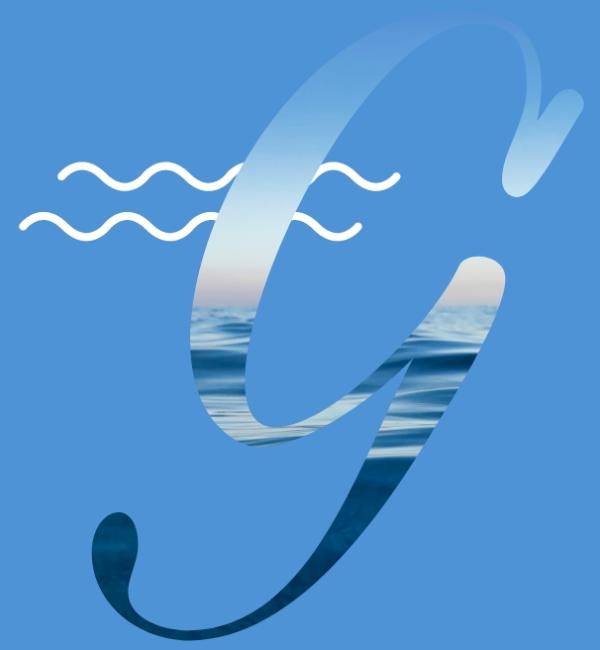 Lettera G elegante su sfondo blu, con onde e mare che evocano tranquillità.