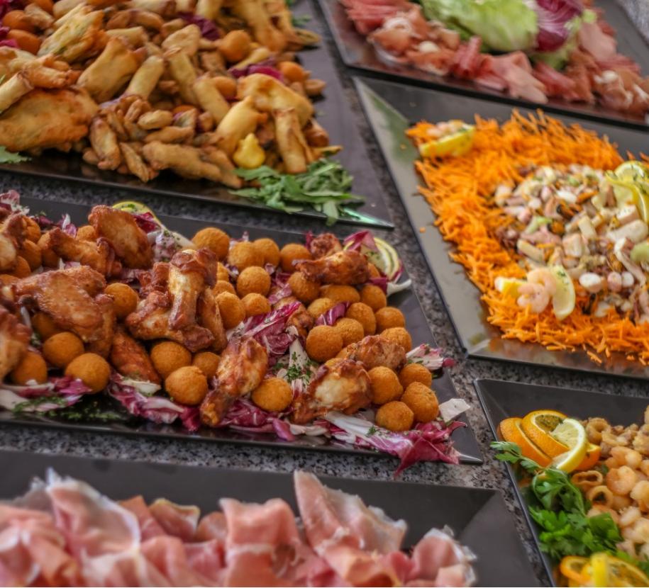 Un tripudio di sapori: piatti colorati con fritti, affettati e insalate fresche.